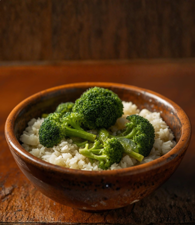 Porção de arroz branco com brócolis